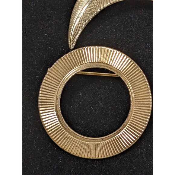 Vintage Set of 3 Gold Tone Ribbed Heart Circle Leaf Pin Brooches - Picture 3 of 11